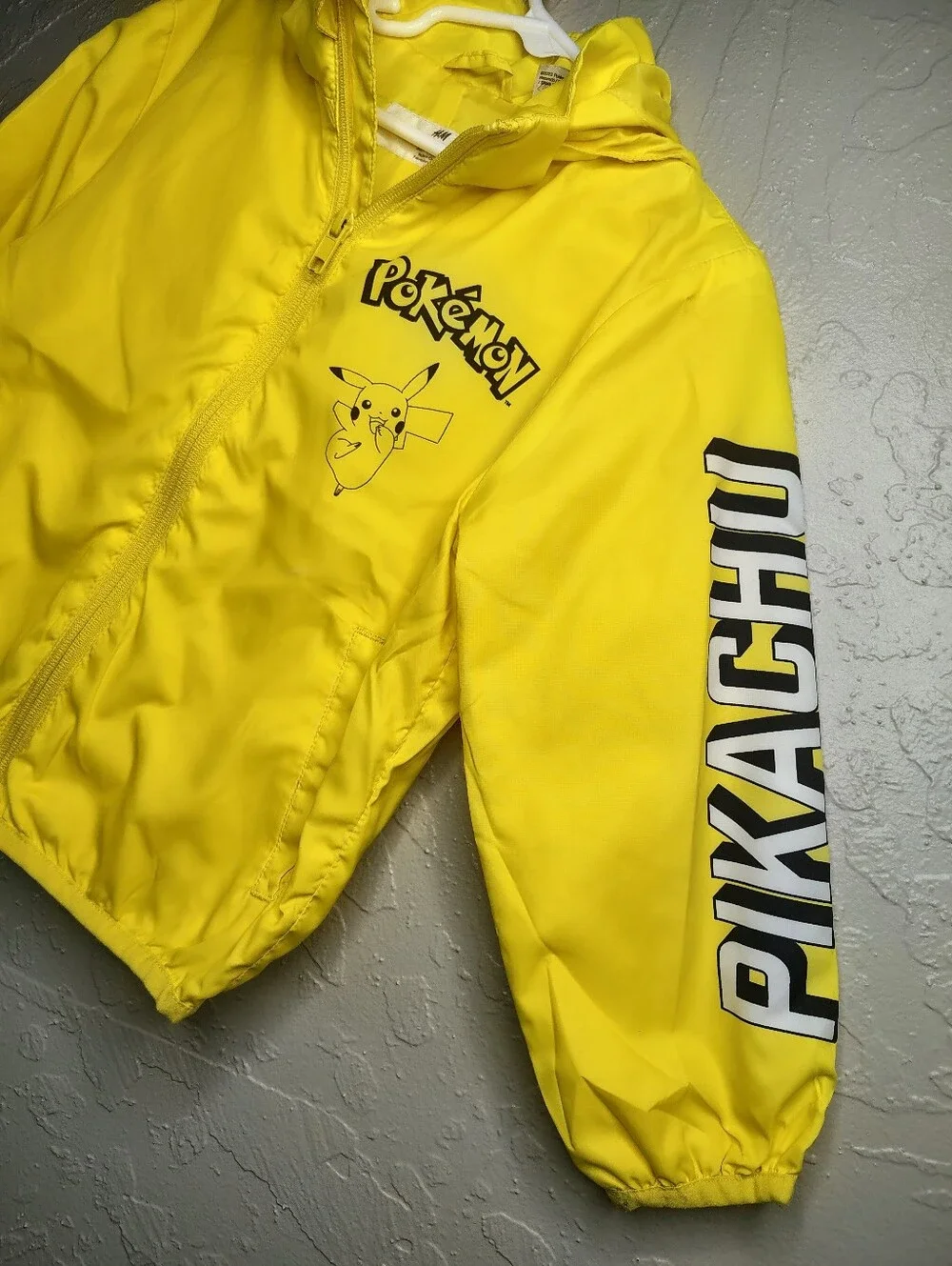 H&M Yellow Pokémon Pikachu Hooded Raincoat Jacket Size 4T